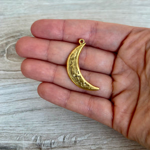 Textured Crescent Moon Pendant, Gold Celestial Charm, Artisan Jewelry Findings, GL-6306