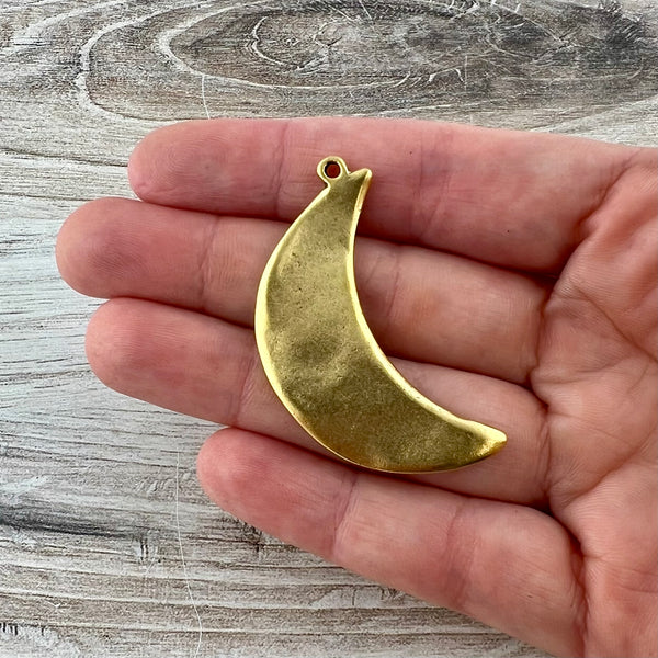 Load image into Gallery viewer, Wavy Crescent Moon Pendant, Large Gold Celestial Charm, Artisan Jewelry Findings, GL-6313
