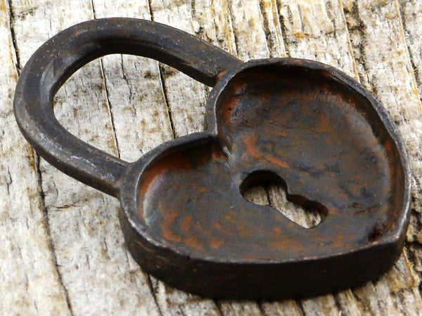 Load image into Gallery viewer, Lock Pendant, Heart Lock, Antiqued Lock, Heart Pendant, Rustic Brown Lock, Heart Necklace Charm, Jewelry Supplies, BR-6198
