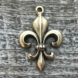 Fleur de lis French Charm, Antiqued Gold, New Orleans Charm, Paris Jewelry, Paris Charm, Findings, GL-6019