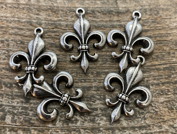 Load image into Gallery viewer, Fleur de lis French Charm, Antiqued Silver, New Orleans Charm, Paris Jewelry, Paris Charm, Findings, PW-6019
