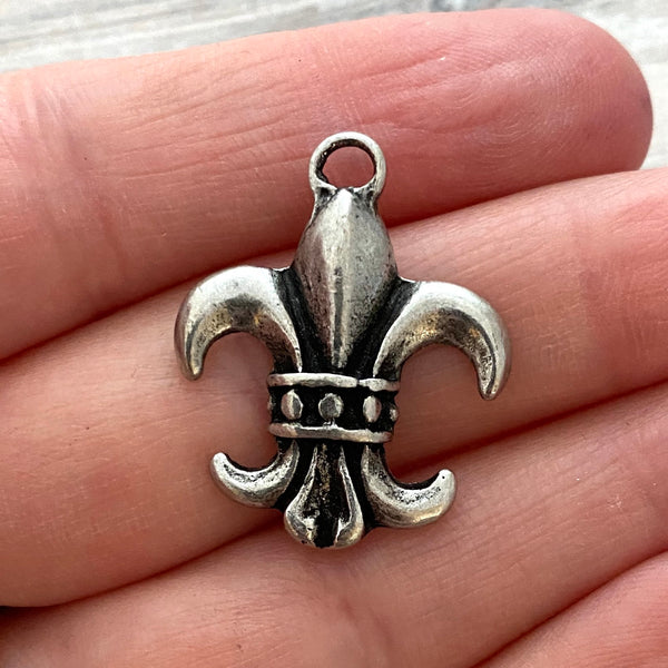 Load image into Gallery viewer, Fleur de lis French Charm, Antiqued Silver Pewter, New Orleans Charm, Paris Jewelry, Paris Charm, Findings, PW-6143
