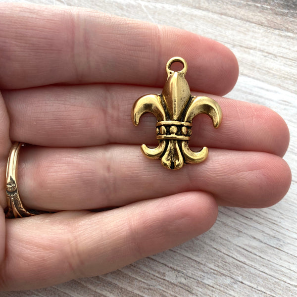 Load image into Gallery viewer, Fleur de lis French Charm, Antiqued Gold, New Orleans Charm, Paris Jewelry, Paris Charm, Findings, GL-6143
