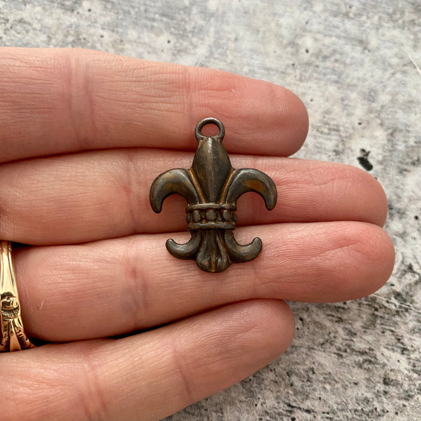Load image into Gallery viewer, Fleur de lis French Charm, Antiqued Rustic Brown, New Orleans Charm, Paris Jewelry, Paris Charm, Findings, BR-6143
