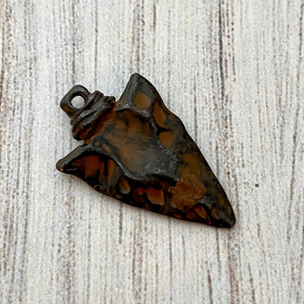 Load image into Gallery viewer, Arrowhead Charm, Rustic Brown Pendant Nature Charm, Native American Jewelry, Vintage Tribal Charm, Spiritual Jewelry, BR-6187
