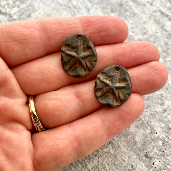 Load image into Gallery viewer, 2 Star Charm, Simple Sand Dollar Antiqued Rustic Brown Star, Carson&#39;s Cove, BR-6194
